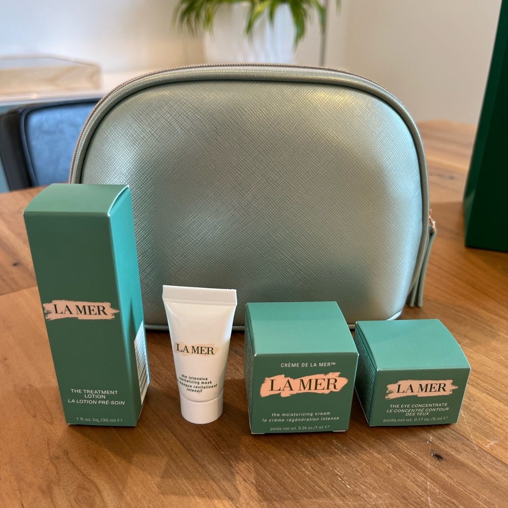 La Mer new in box gift set with makeup bag with travel size favorites